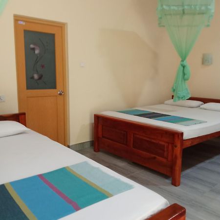 Hotel Udesh Guest à Polonnâruvâ Extérieur photo