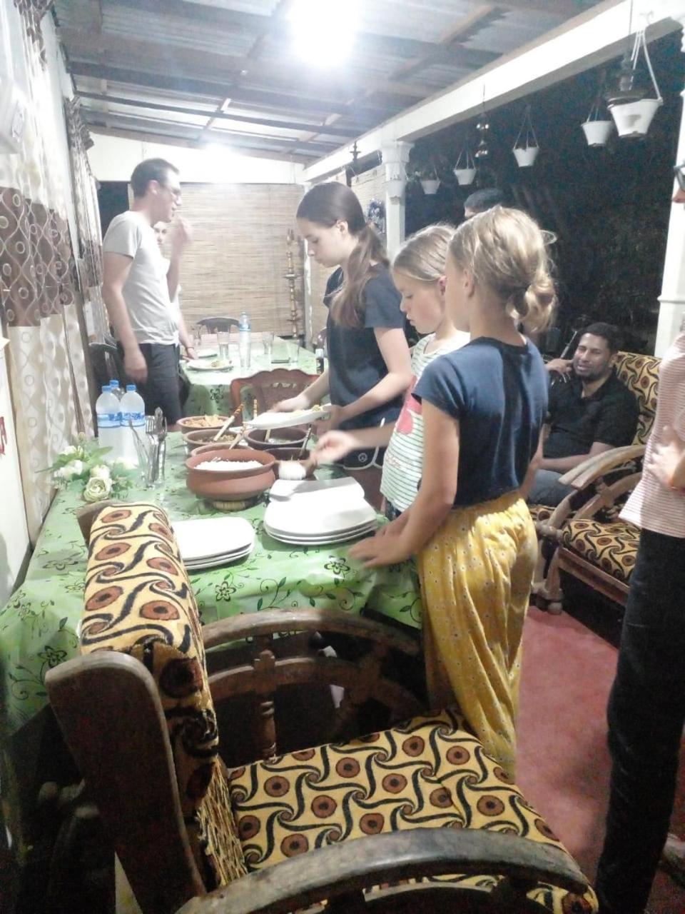 Hotel Udesh Guest à Polonnâruvâ Extérieur photo