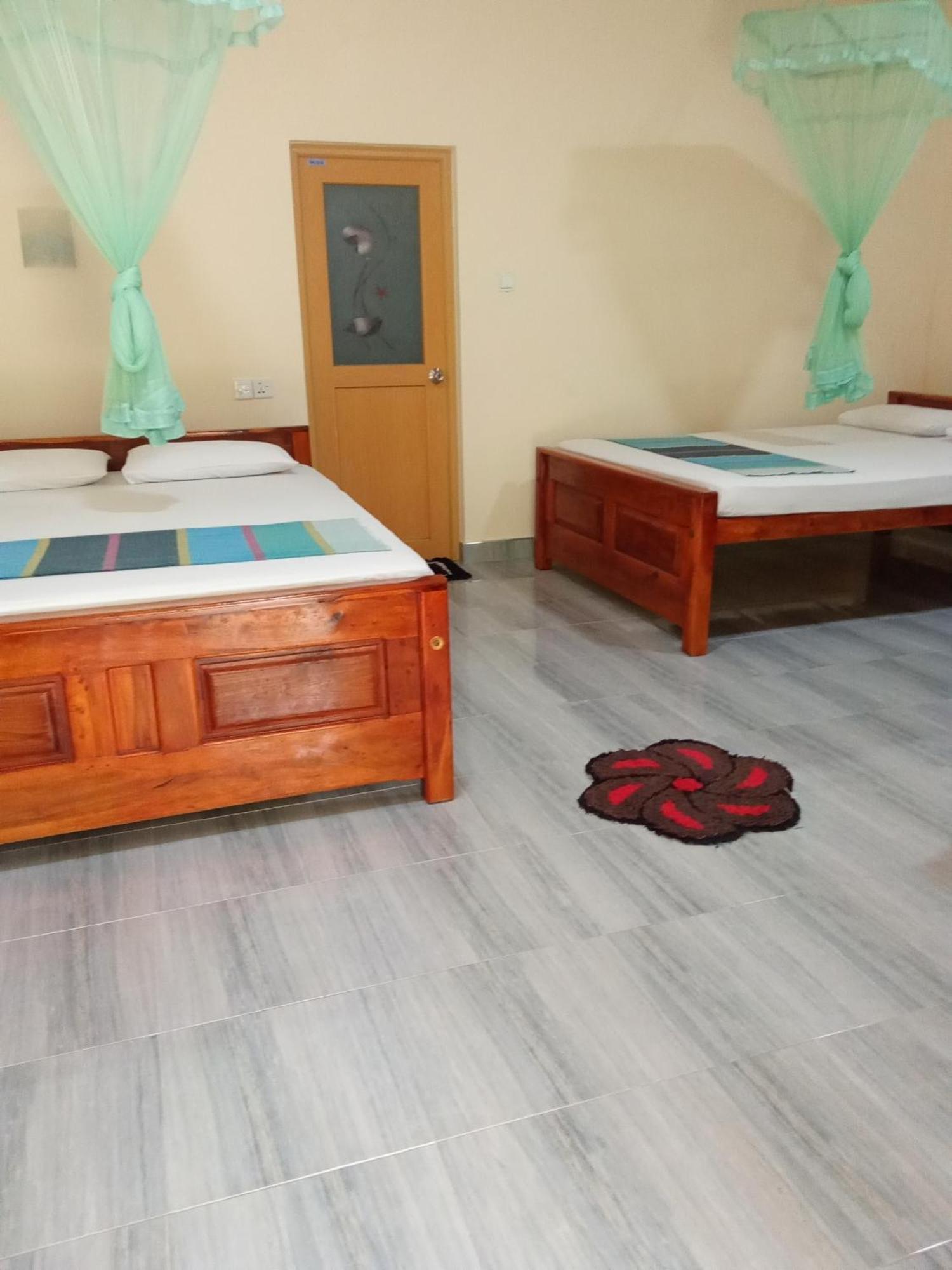 Hotel Udesh Guest à Polonnâruvâ Extérieur photo