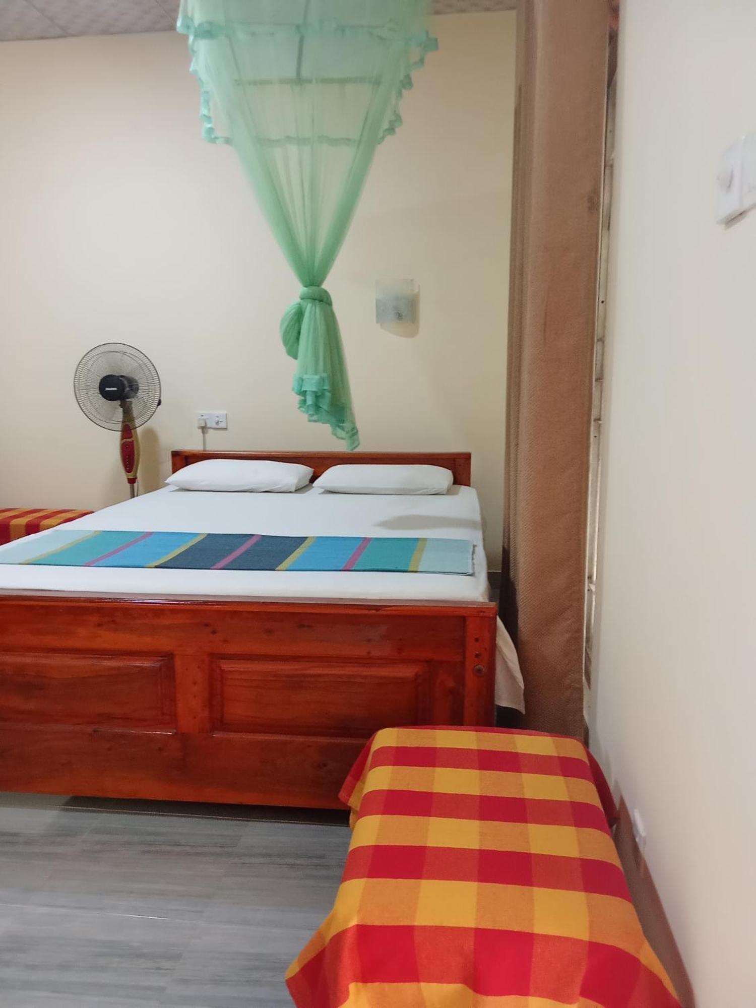 Hotel Udesh Guest à Polonnâruvâ Extérieur photo