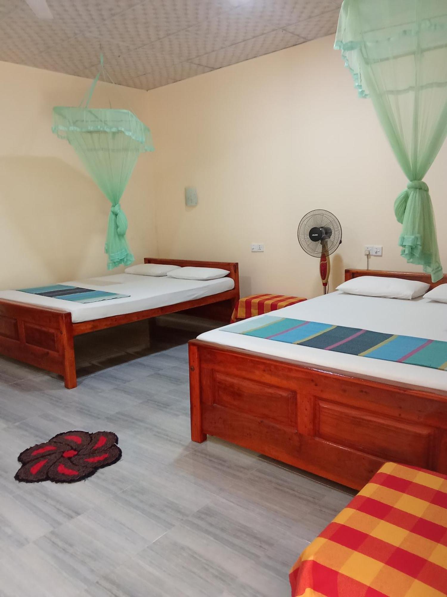 Hotel Udesh Guest à Polonnâruvâ Extérieur photo